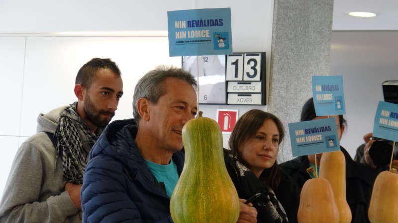 A PGDEP realizou un acto de entrega de cabazas ao conselleiro de Educación para simbolizar o seu suspenso por aplicar as reválidas